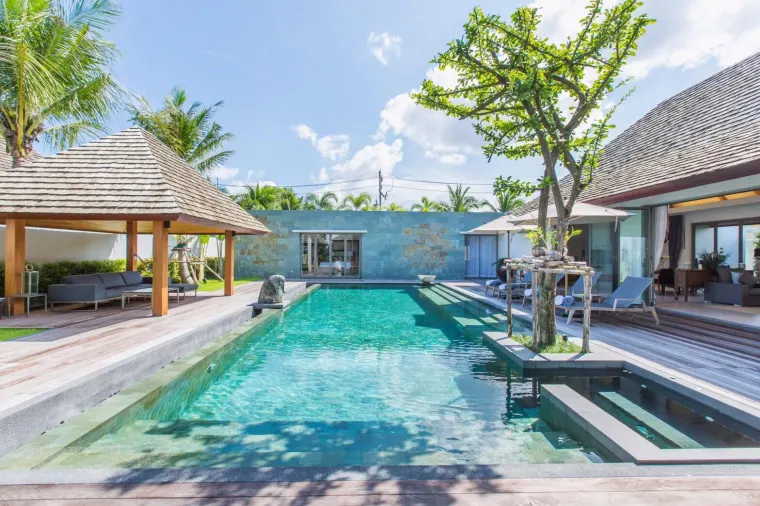 С приватным бассейном